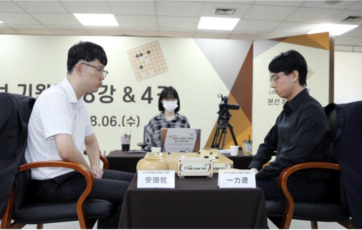 【第30回LG杯準々決勝】(黒)一力遼九段 対 安国鉉九段(白)