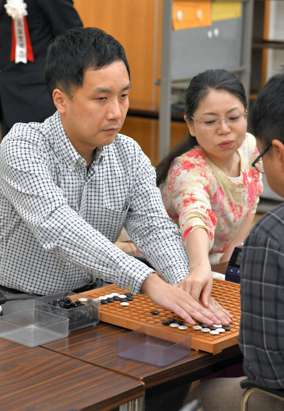視覚障害者の中丸さん アマ囲碁都大会に出場