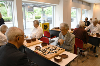 窓辺対局、囲碁普及へ 日本棋院盛岡支部、通行人に楽しさPR