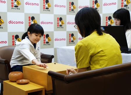 仲邑菫初段が公式戦初勝利