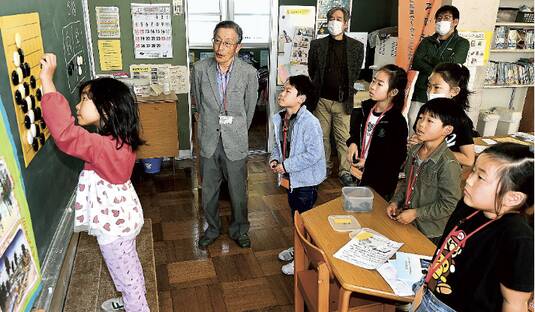 藤枝で教室 「囲碁入門」児童、団体戦ワイワイ