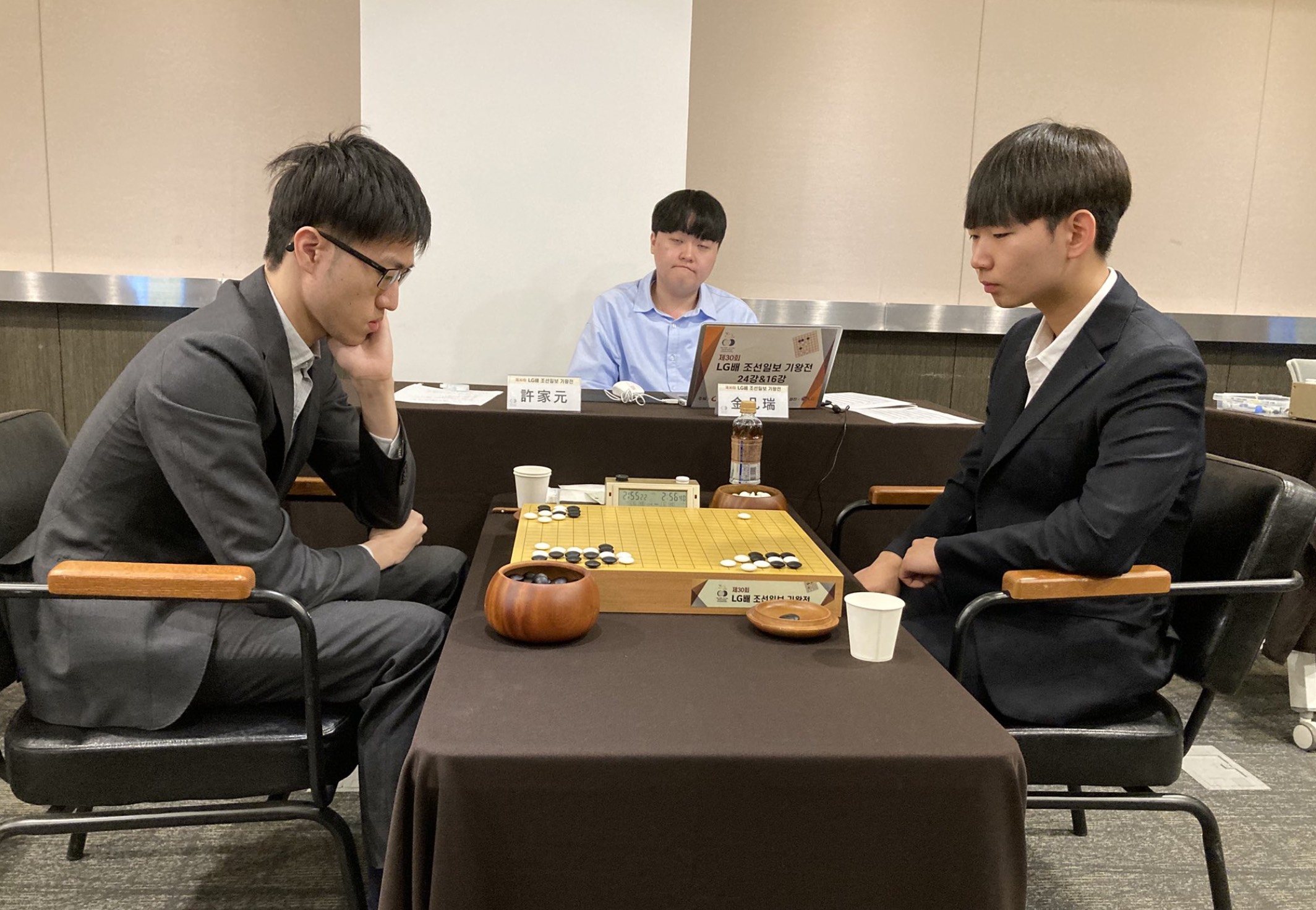 【第30回LG杯朝鮮日報棋王戦1回戦】(黒)許家元九段 対 金凡瑞五段(白)
