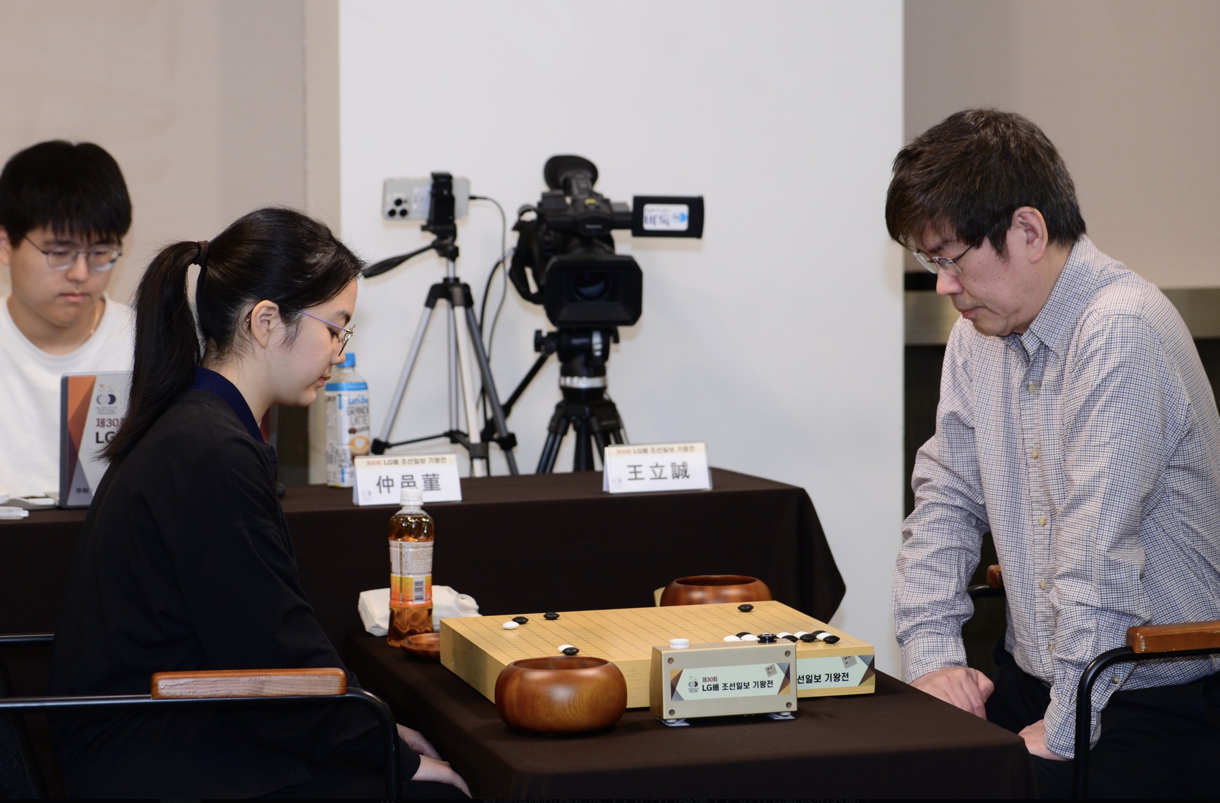 【第30回LG杯朝鮮日報棋王戦1回戦】(黒)王立誠九段 対 仲邑菫四段(白)