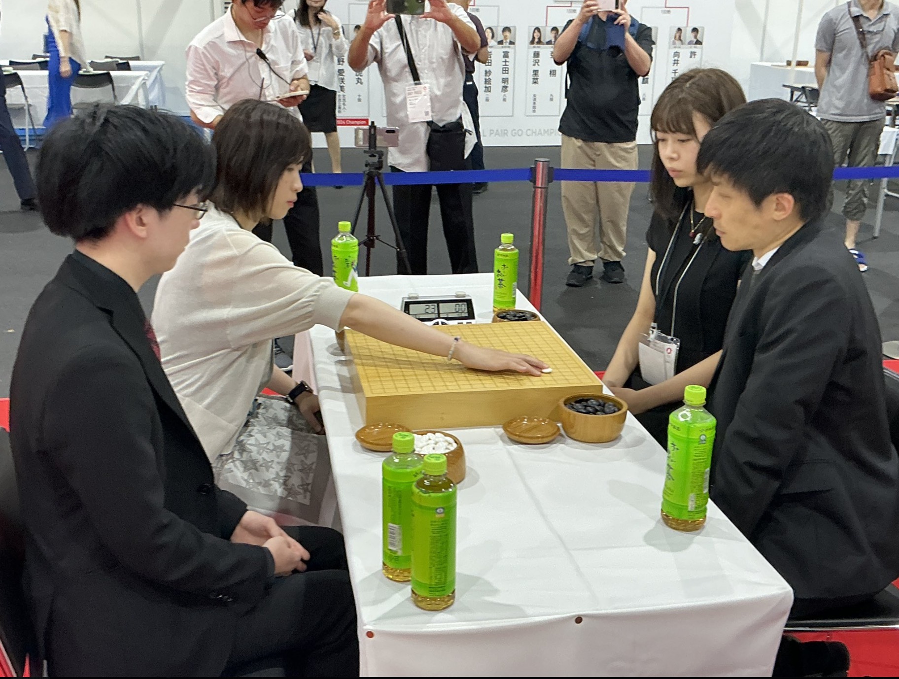 【ペア碁選手権2025シャッフル対局】(黒)上野愛・張ペア 対 謝・芝野ペア(白)