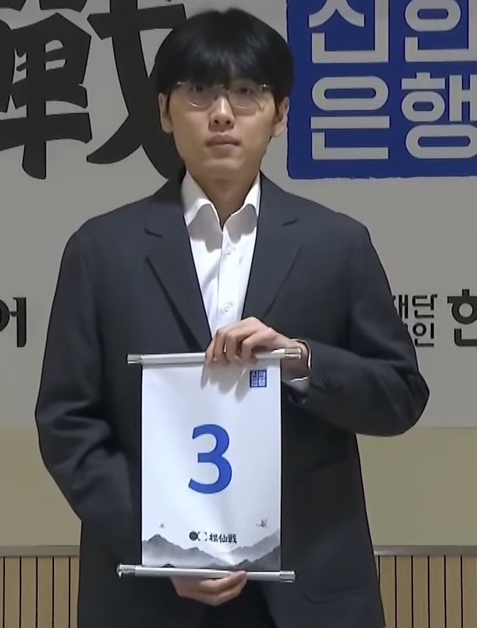 芝野虎丸九段が準々決勝進出、仲邑菫四段を下す