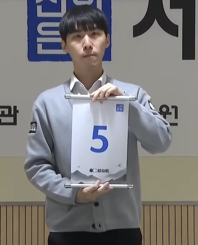 芝野虎丸九段が準々決勝進出、仲邑菫四段を下す