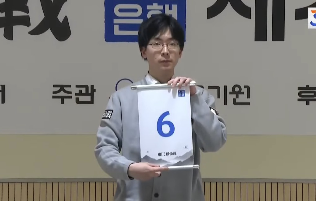 芝野虎丸九段が準々決勝進出、仲邑菫四段を下す