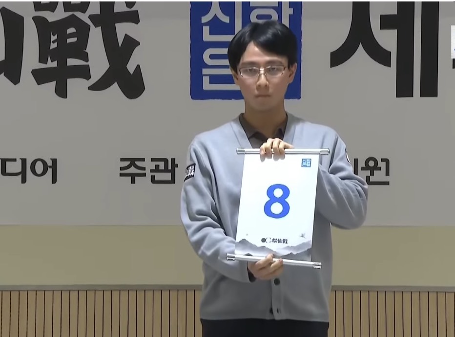 芝野虎丸九段が準々決勝進出、仲邑菫四段を下す