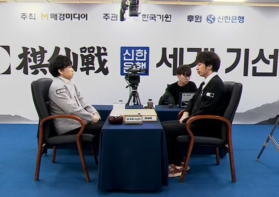 芝野虎丸九段が準々決勝進出、仲邑菫四段を下す