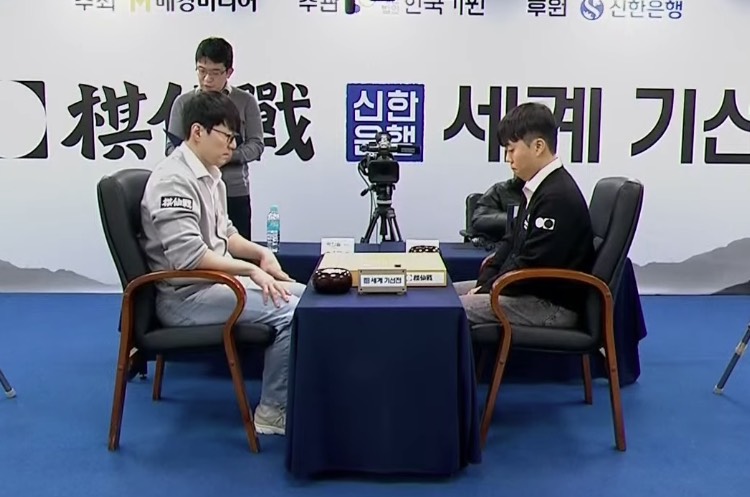 芝野虎丸九段が準々決勝進出、仲邑菫四段を下す