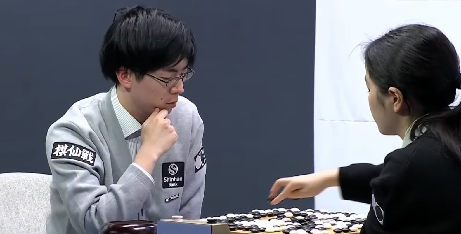 芝野虎丸九段が準々決勝進出、仲邑菫四段を下す