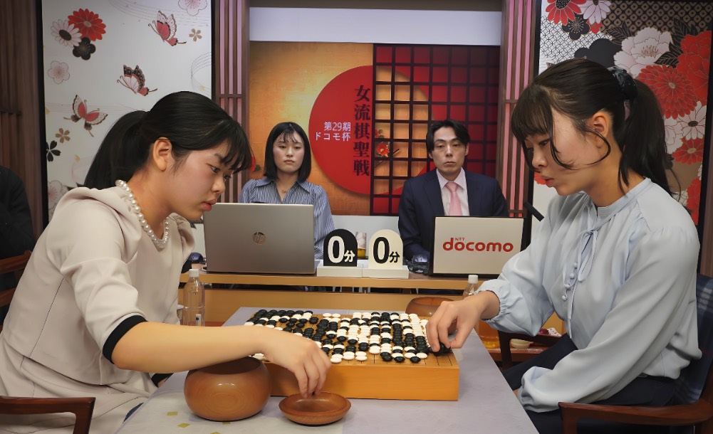 上野愛咲美女流名人、姉妹対決を制し女流棋聖位奪取 女流三冠に