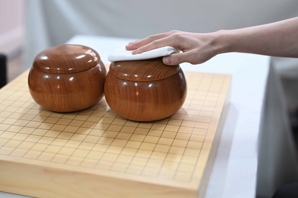 芝野虎丸十段が121手目を封じ、1日目終了 1日目の流れ