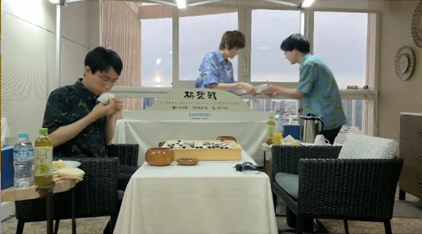 芝野虎丸十段が121手目を封じ、1日目終了 1日目の流れ