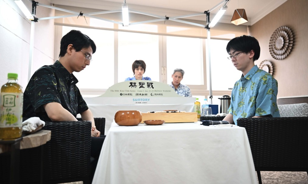 芝野虎丸十段が121手目を封じ、1日目終了 1日目の流れ