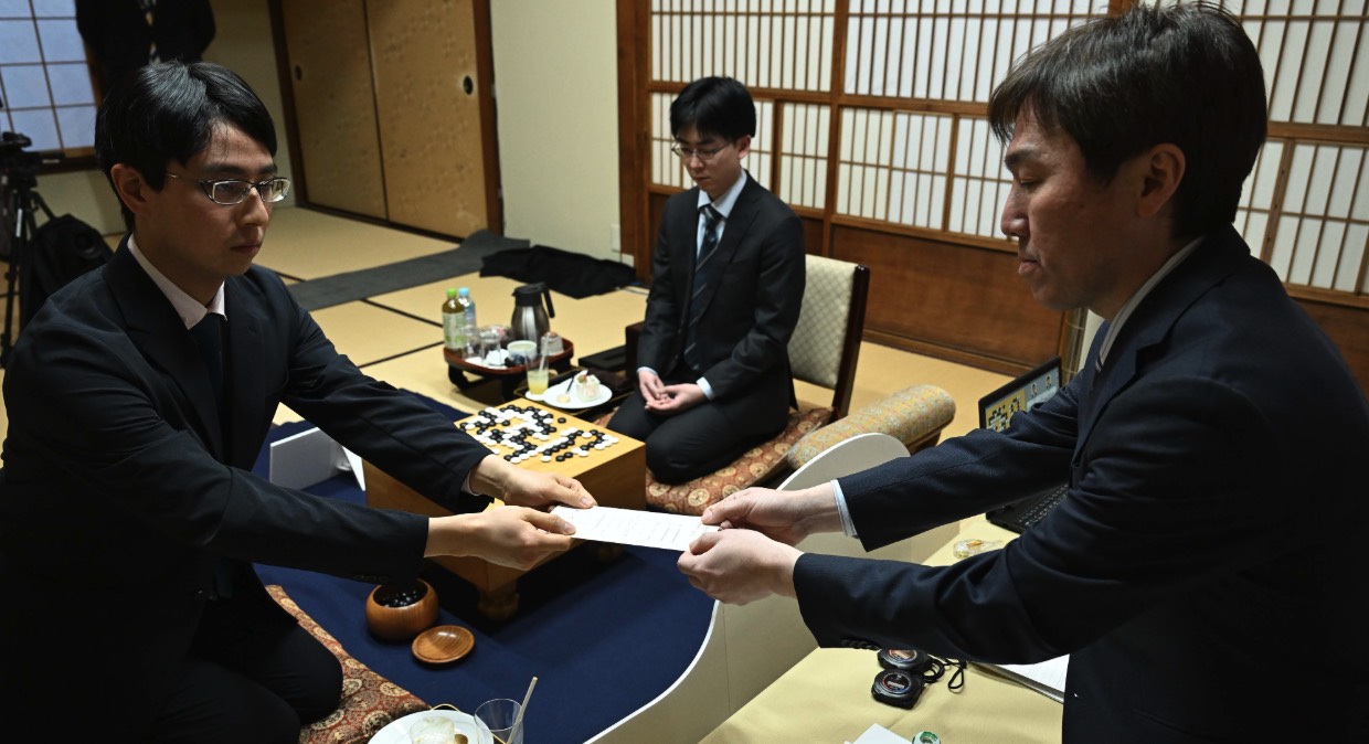 一力遼棋聖が111手目を封じ、1日目終了 1日目の流れ