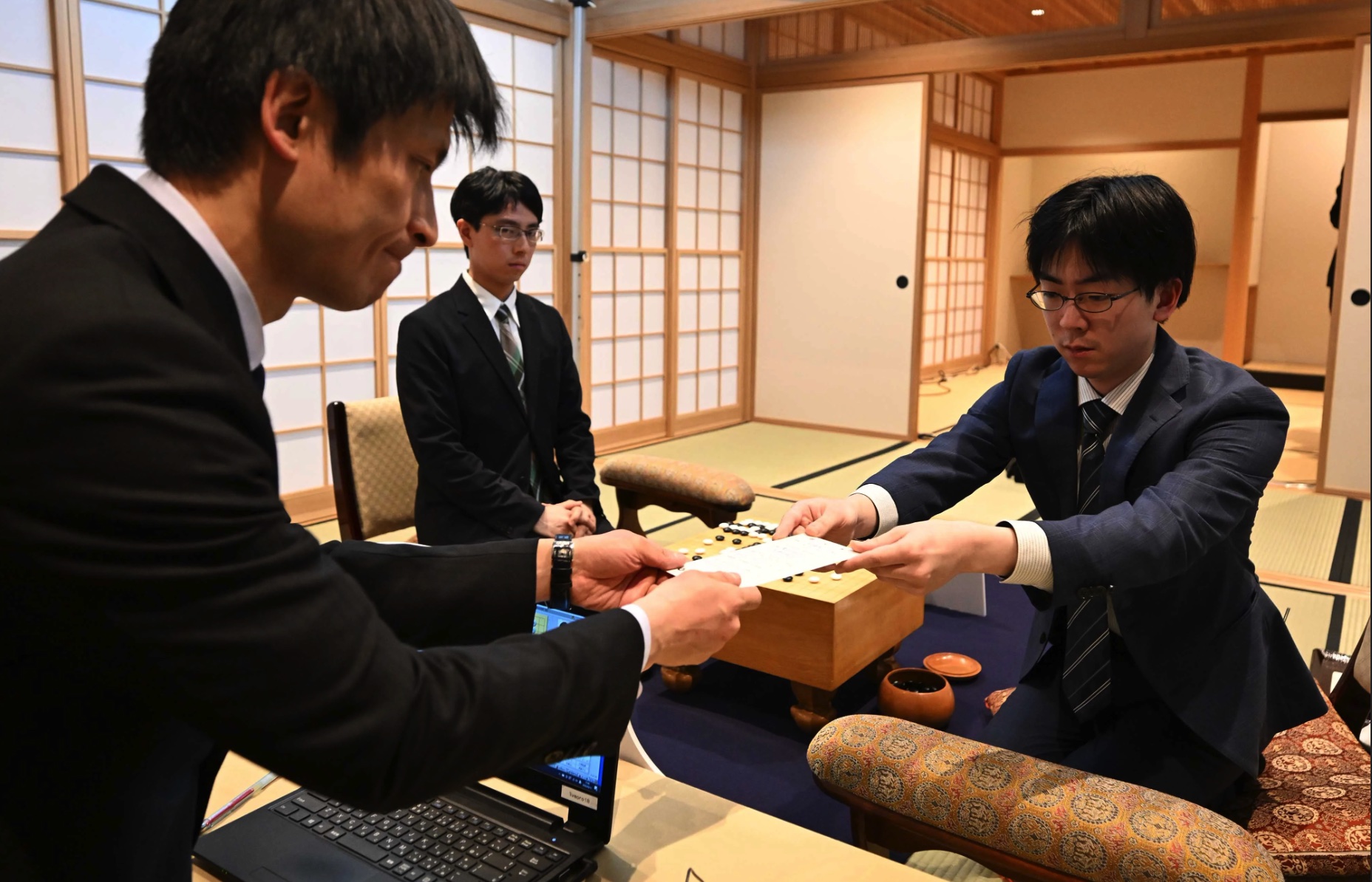 芝野虎丸十段が101手目を封じ、1日目終了、1日目終了 1日目の流れ