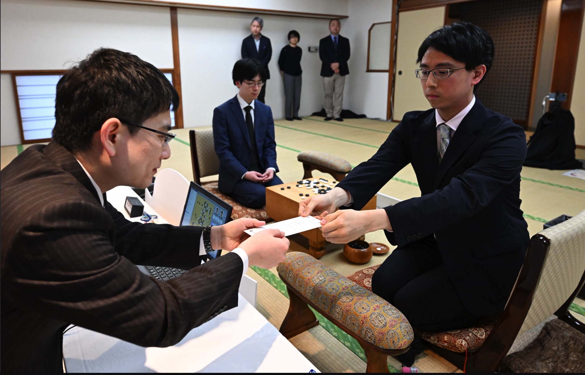 一力遼棋聖が101手目を封じ、1日目終了 1日目の流れ