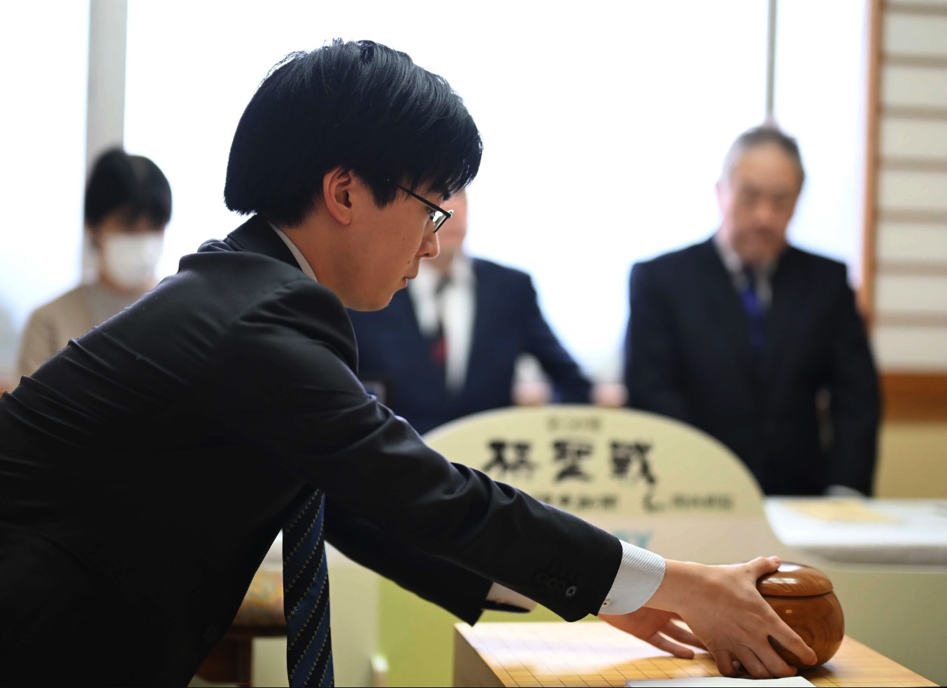 芝野虎丸十段が97手目を封じ、1日目終了 1日目の流れ