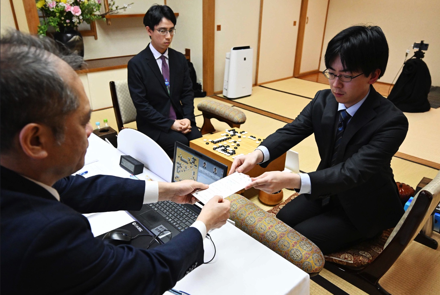 芝野虎丸十段が97手目を封じ、1日目終了 1日目の流れ