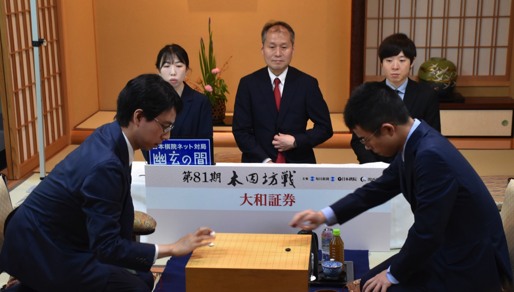 第81期本因坊戦第1局 挑戦者の福岡航太朗七段が先勝 