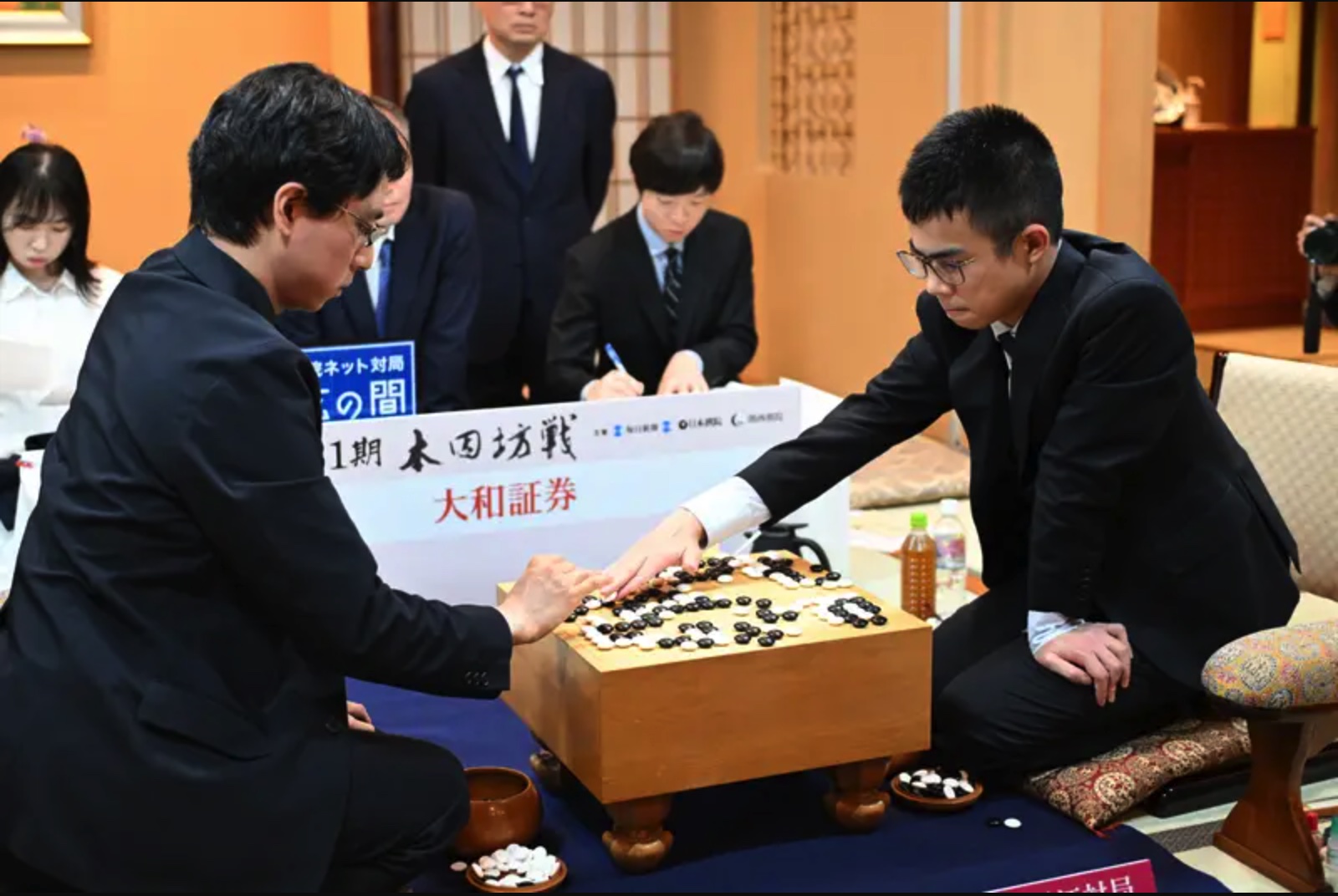 挑戦者の福岡航太朗七段が先勝