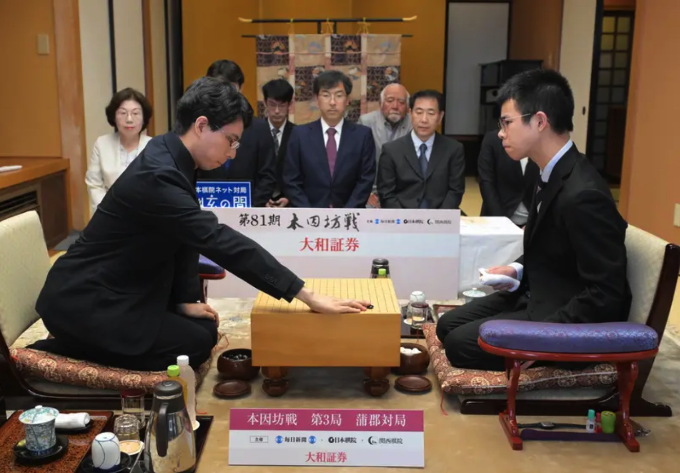 第81期本因坊戦第1局 挑戦者の福岡航太朗七段が先勝 
