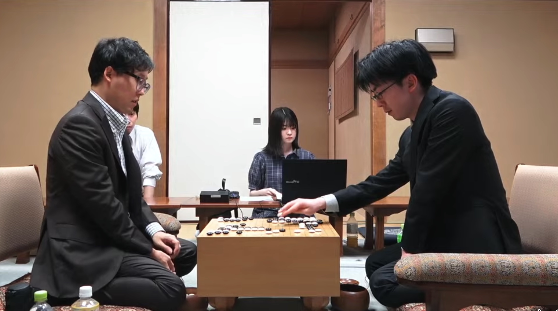 井山裕太 | 棋士 | 囲碁棋譜.COM